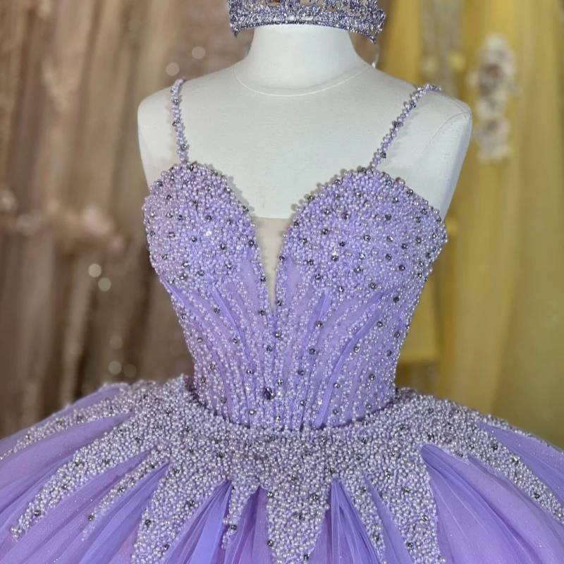 فساتين Quinceanera لامعة من الخزامى بحزام سباغيتي مطرز بالكريستال المتدرج من التل لحفلات أعياد الميلاد الحلوة 16 فستان فيستدوس