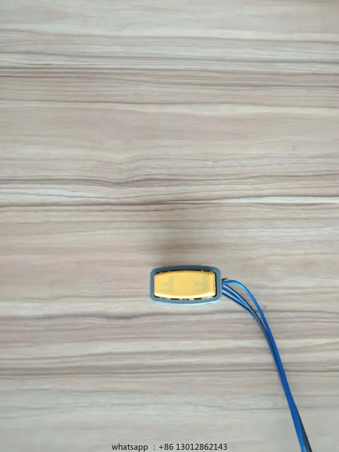 Handle switch, controller, accelerator emergency stop switch