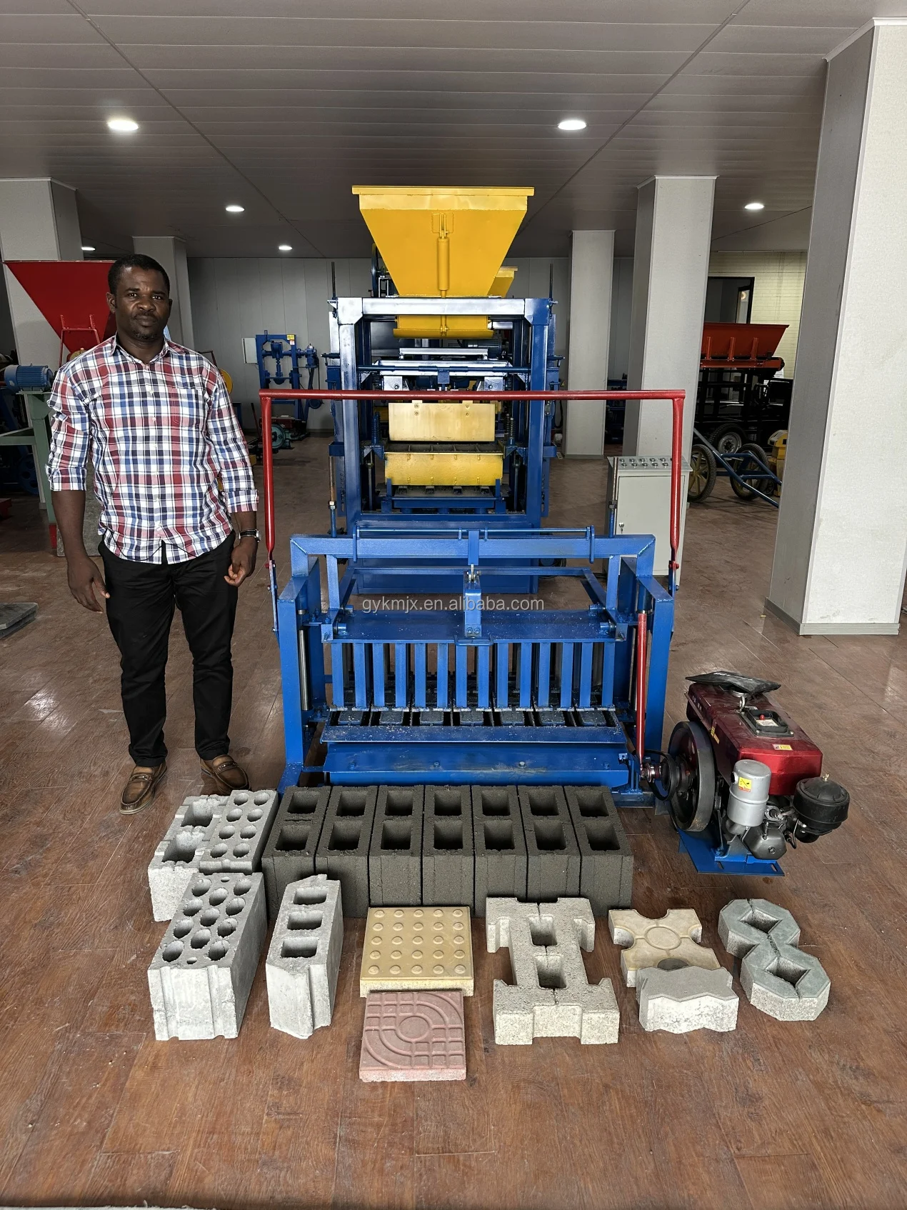 Low Cost Powered Hollow Concrete Block Forming Machine Mobile KM4-45 Manual Brick Making Machinery