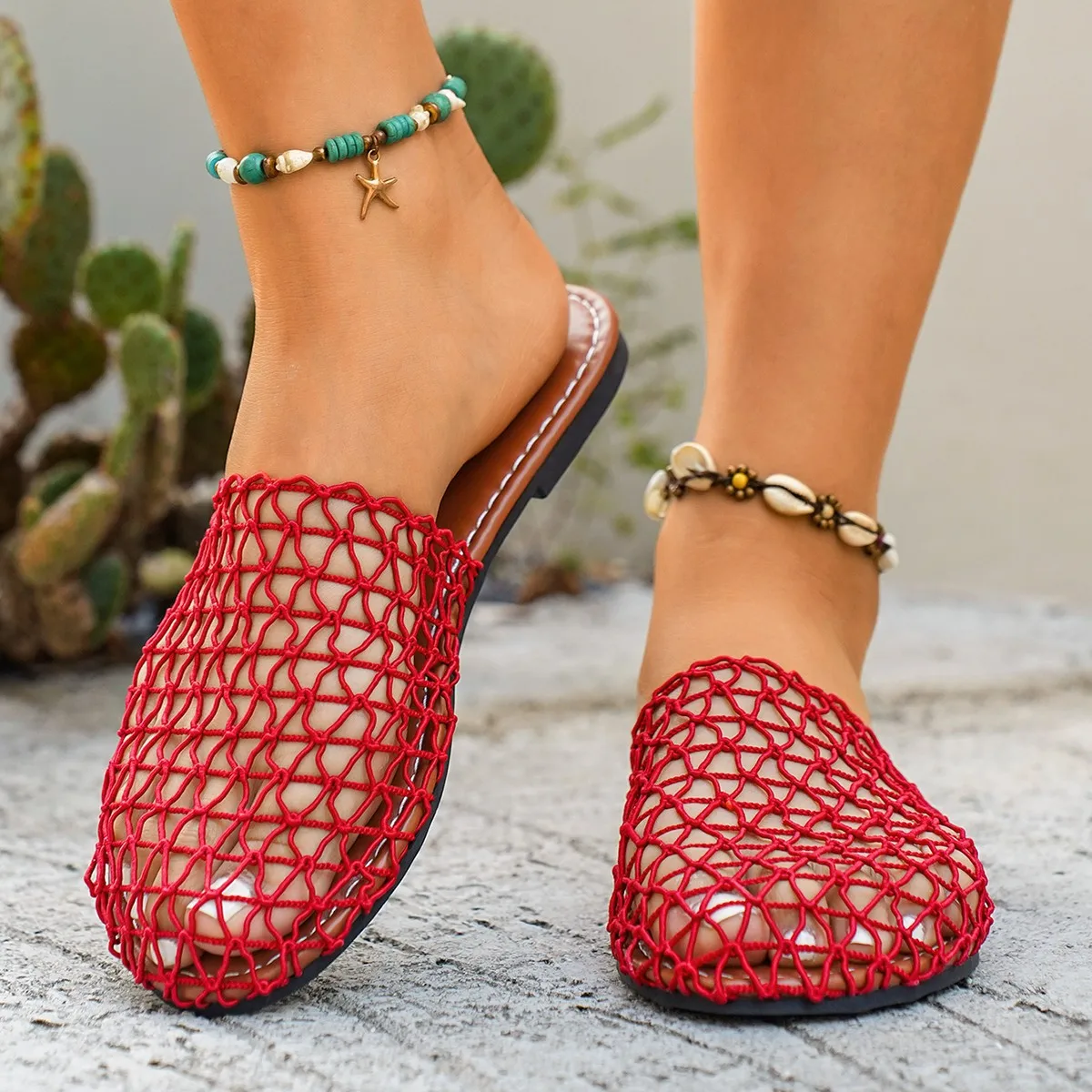 

Women's large-sized hollowed-out mesh is comfortable and fashionable to wear with one foot Slippers