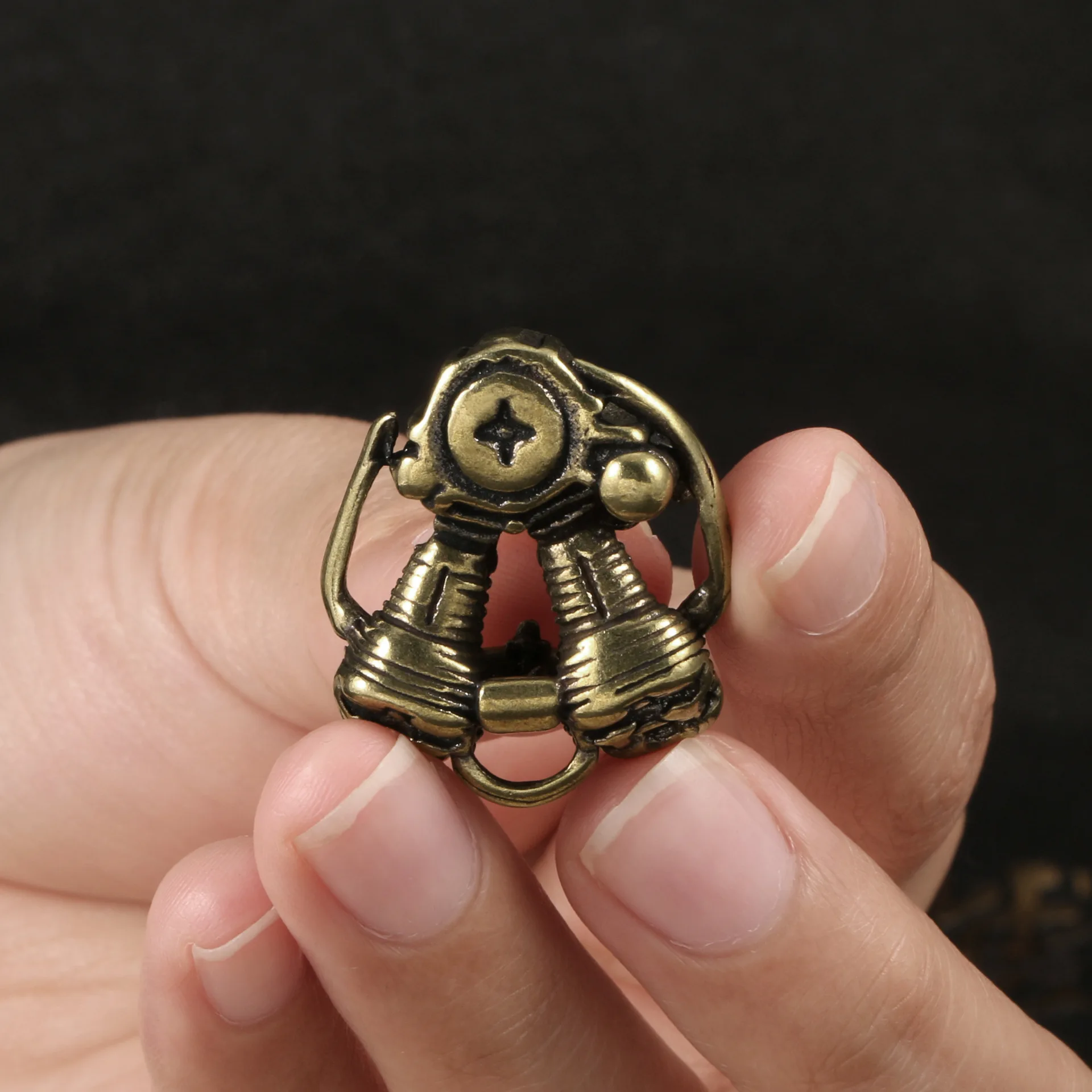 Retro Brass Motorcycle Engine Key Chain Pendants Handmade Creative Men Locomotive Engines Keychains Pendant Car Hanging Jewlery