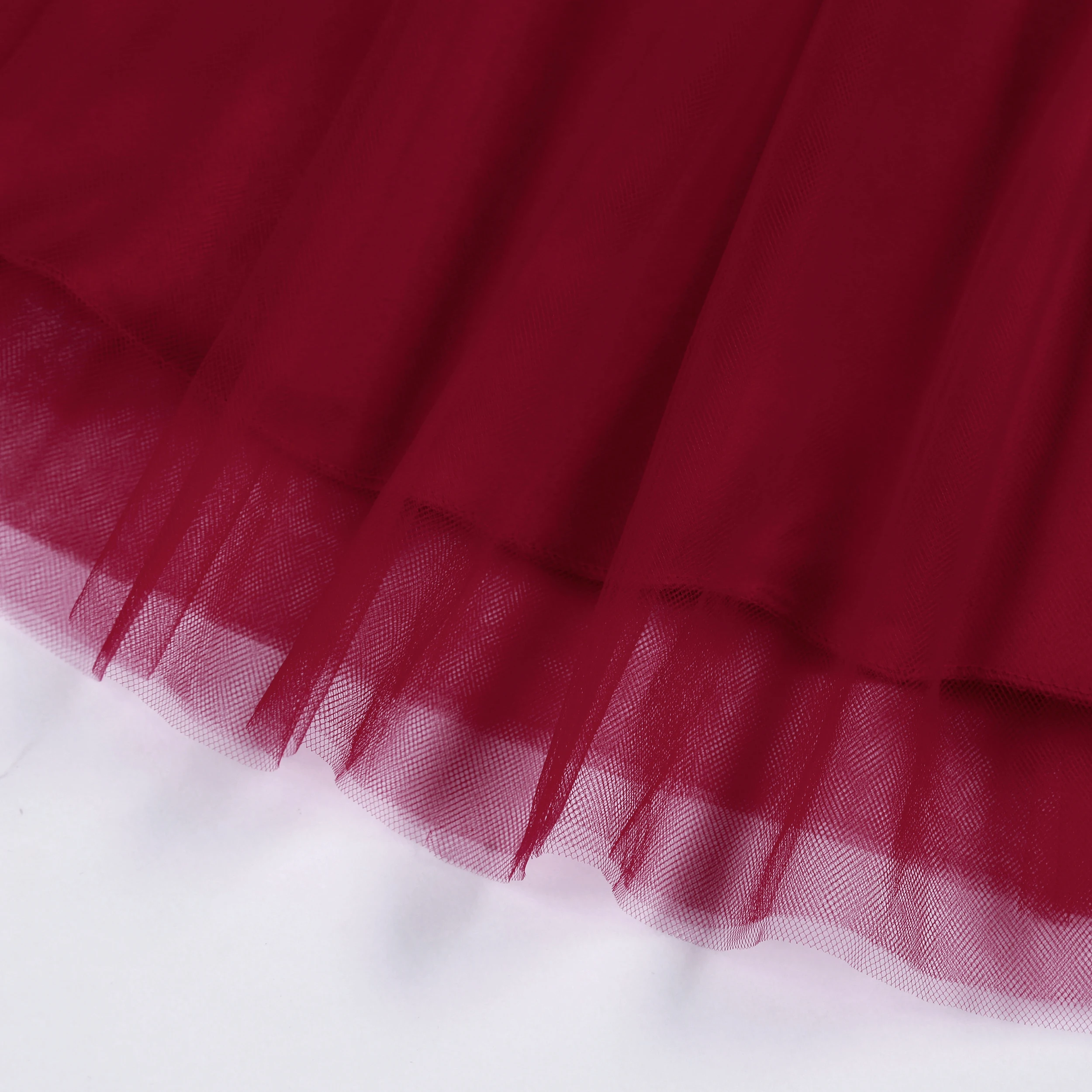 El rendimiento del piano rojo presenta trajes formales, trajes de fiesta y vestidos de boda para niña de las flores.