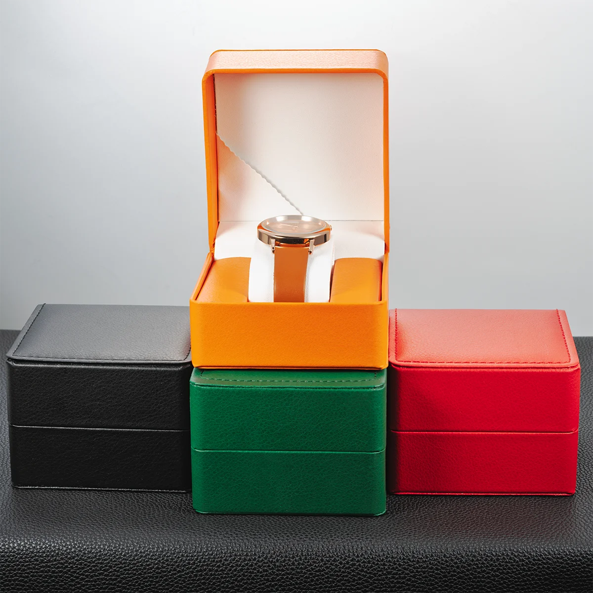 صندوق هدايا لساعة واحدة باللون الأسود من Lnofxas مع وسادة من جلد البولي يوريثان ومنظم لعرض ساعة اليد للرجال