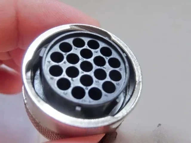 UTG61619PN Circular Connector 19P Plug Contact Core is also equipped with Trim Trio