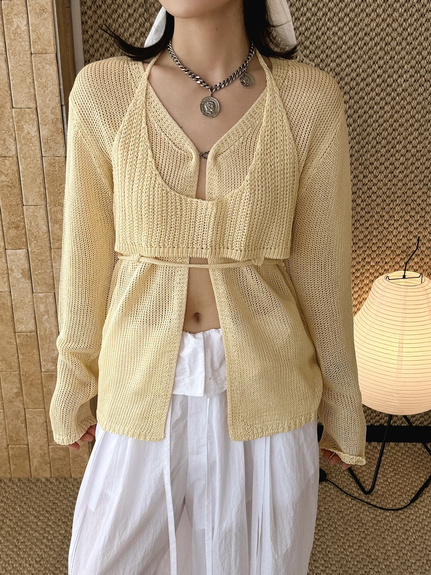 Sommerliche, neue koreanische modische Strickjacke mit Hohlhakenverschluss, mikro-transparentes, lässiges Oberteil für Damen