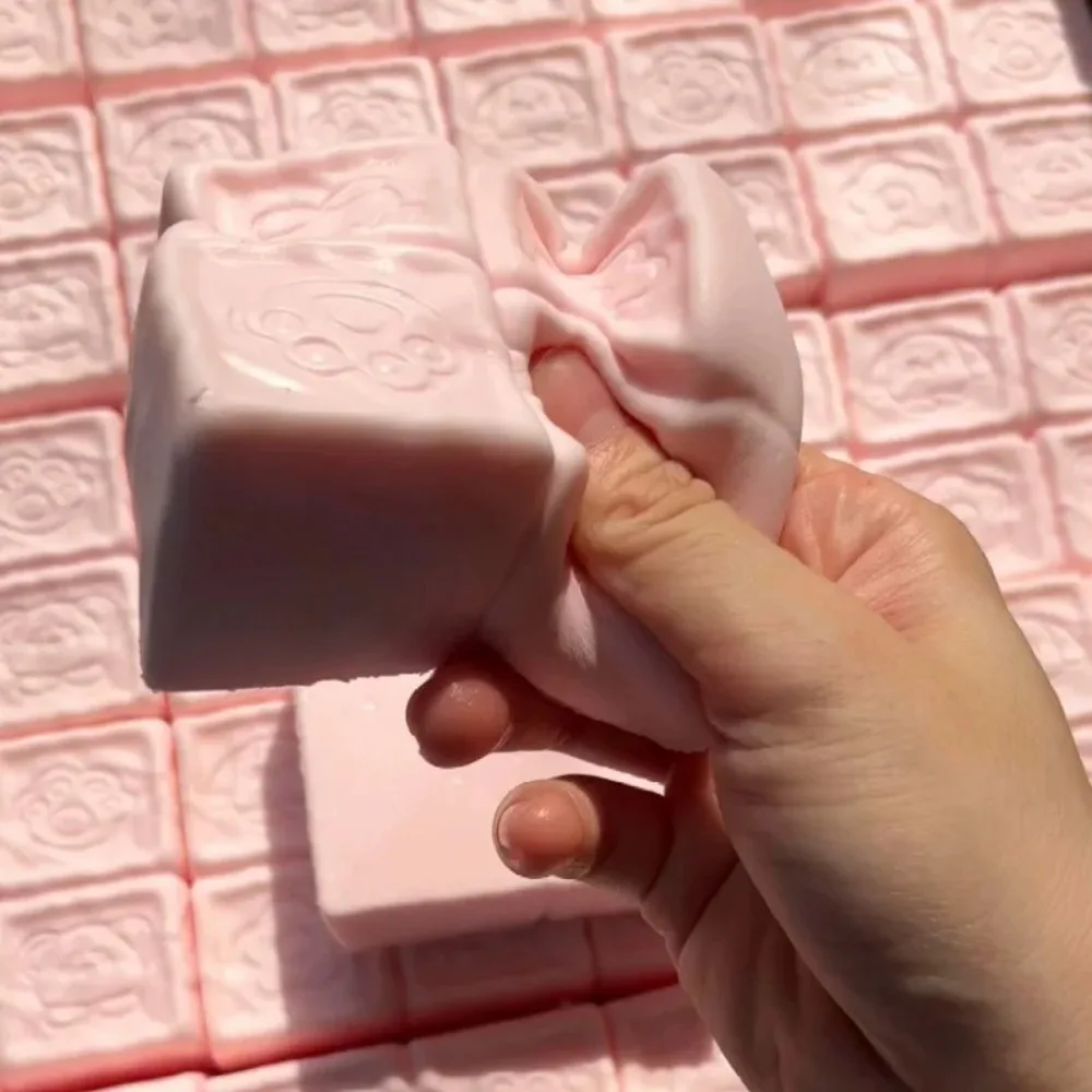 Taba Squishy Cubo di latte alla fragola Torta di pane Giocattolo da spremere Morbido antistress Giocattoli sensoriali a lenta crescita per bambini e adulti