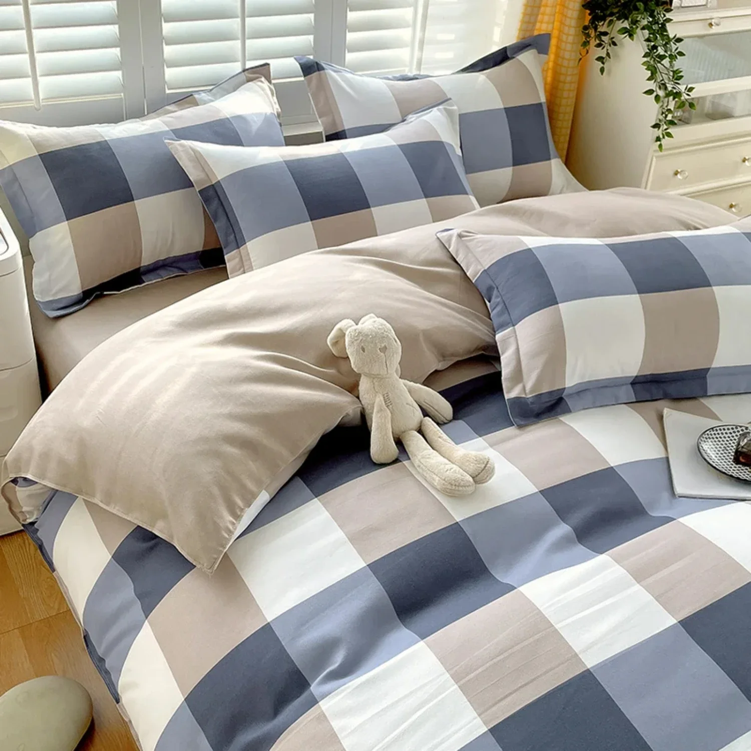 

Experience ultimate comfort and style with this luxurious and cozy four-piece bed sheet set in a stunning large blue and white g