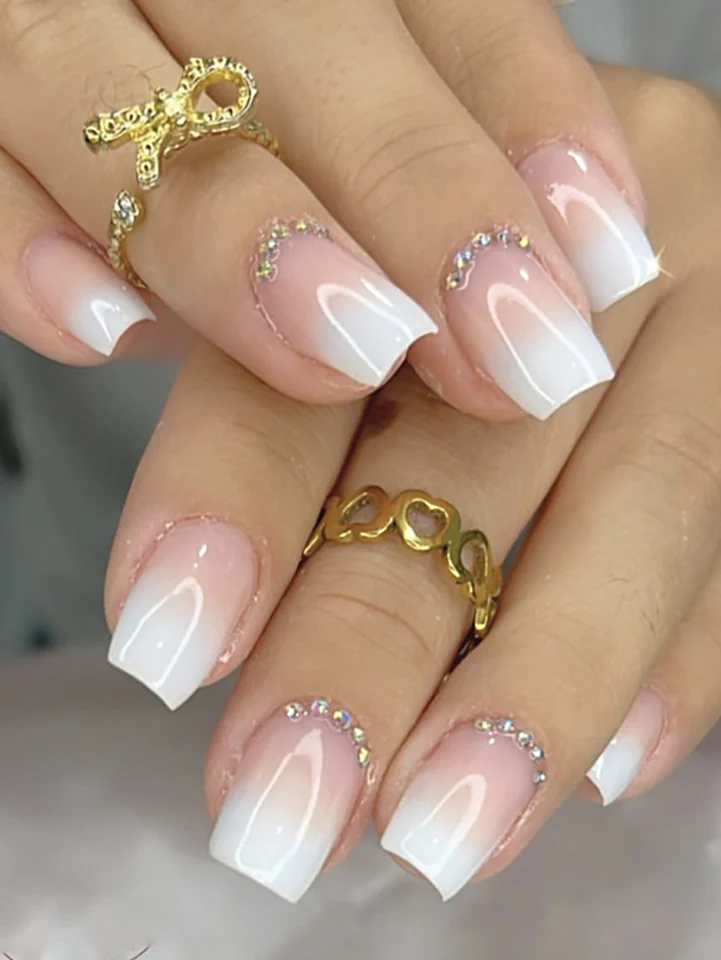 24 uñas postizas largas en forma ataúd con degradado y decoración de pedrería, incluye cinta y lima. 2