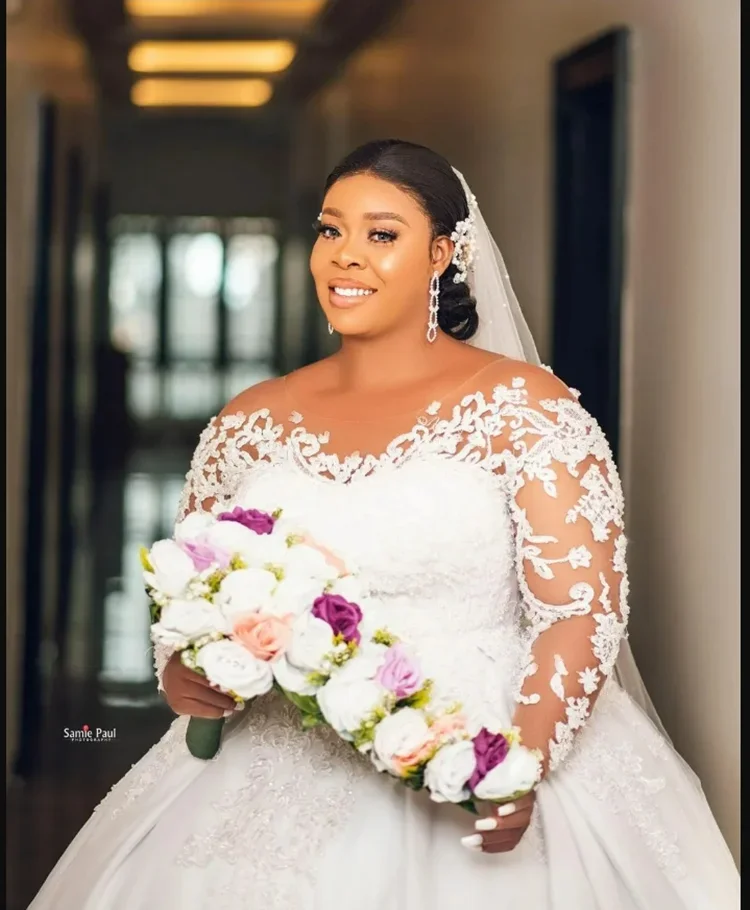 カスタムメイドのシアーネックアップリケビーズウェディングドレス、ベスティドス・デ・ノビア、コートトレーン、ロングスリーブ、プラスサイズ、ボールガウン、ブライダルガウン