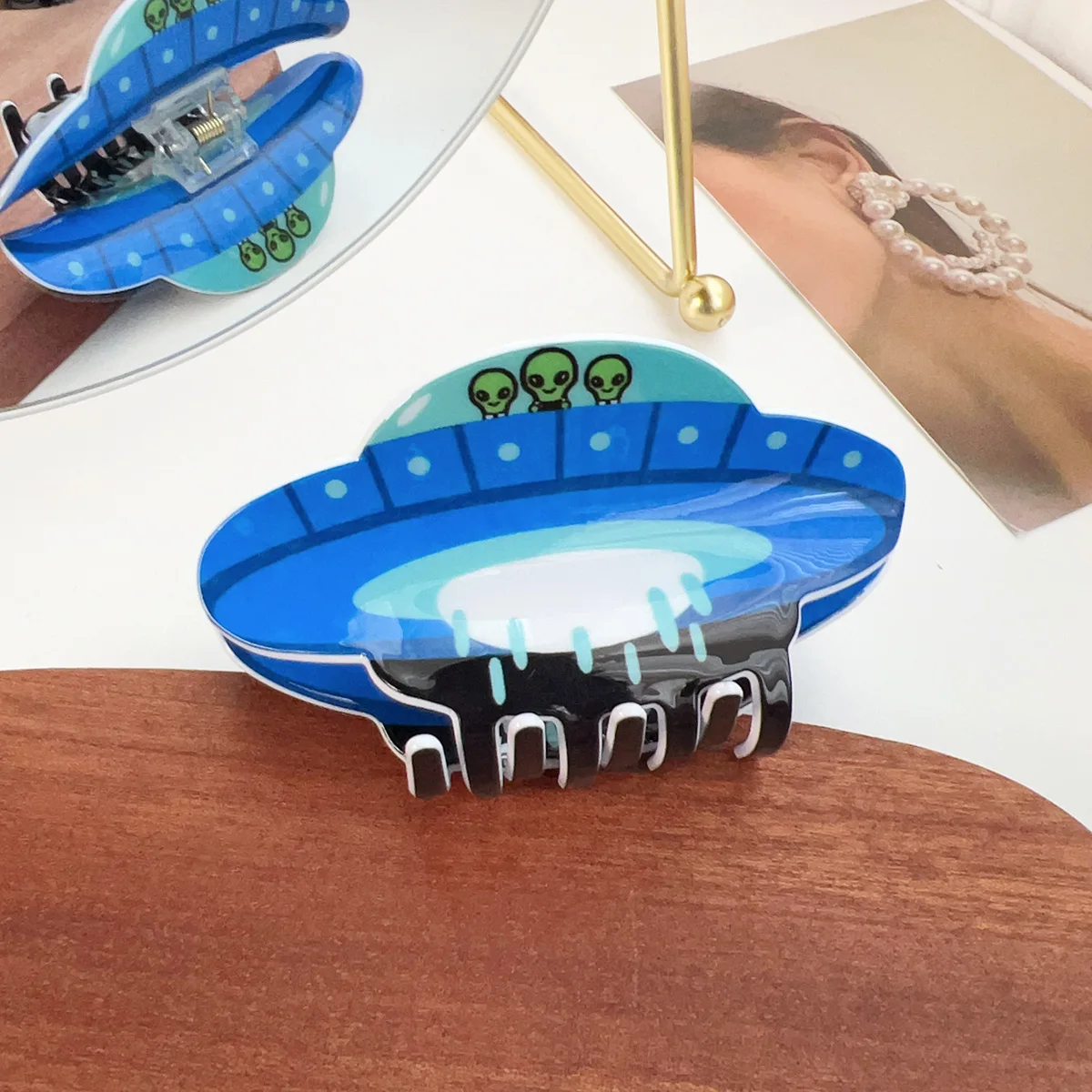 

Space Hair Accessories 1PC Alien Claw Clip Acrylic Barrettes for Women Sci-Fi Fans Gift Ready Neon Pop