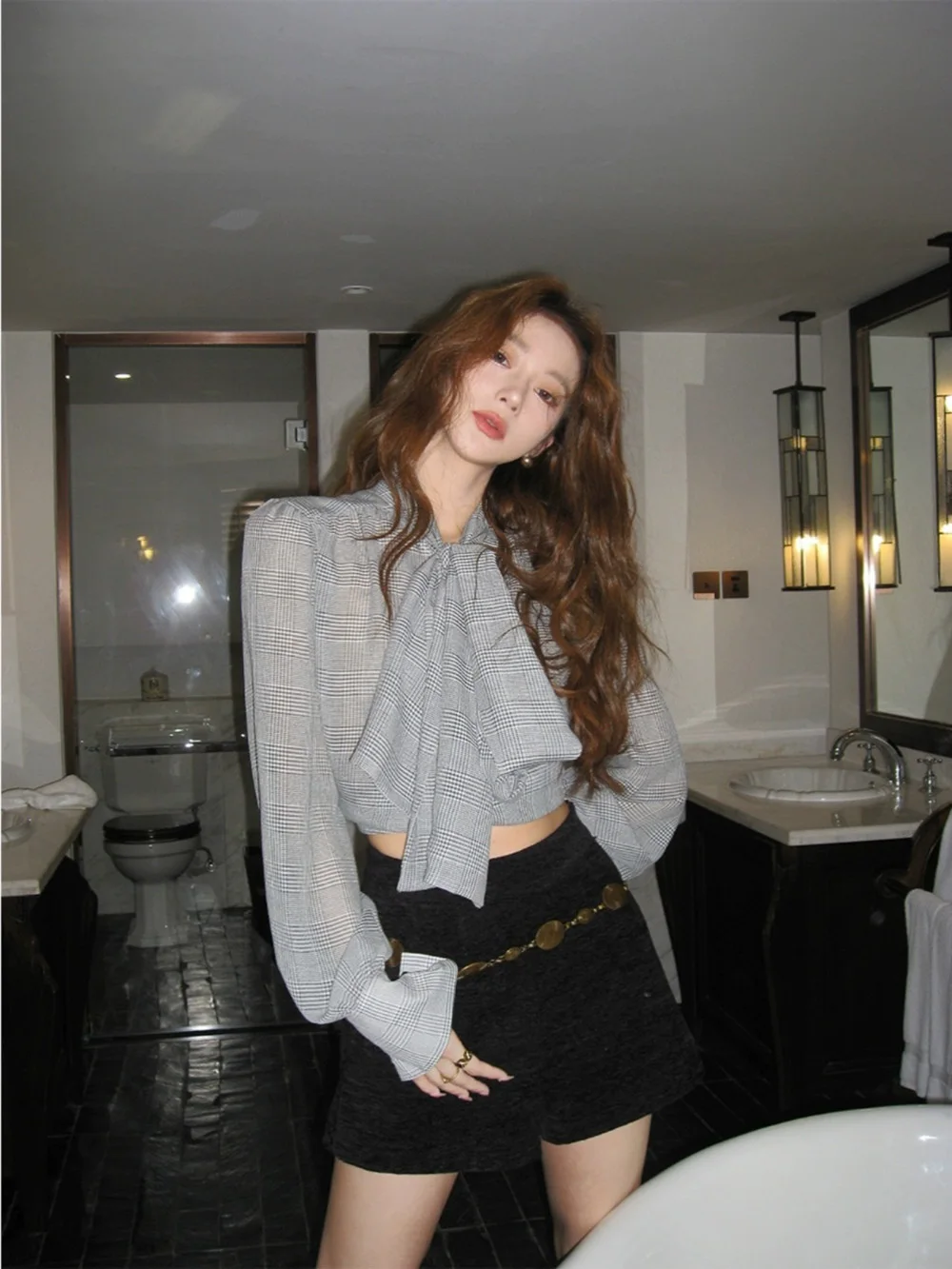 Retro Koreaanse stijl geruit overhemd voor dames met strikje ontwerp lente 2025, vroeg seizoen nieuwe innerlijke slijtage kantoor dame gelaagde tops