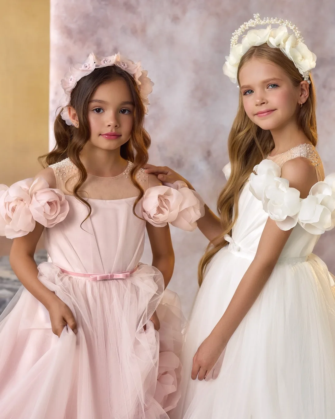 สีชมพูดอกไม้สาวชุด Hand Made ดอกไม้เด็กผู้หญิงวันเกิด Party Gowns ที่กําหนดเองลูกปัดเด็ก First Communion Dresses