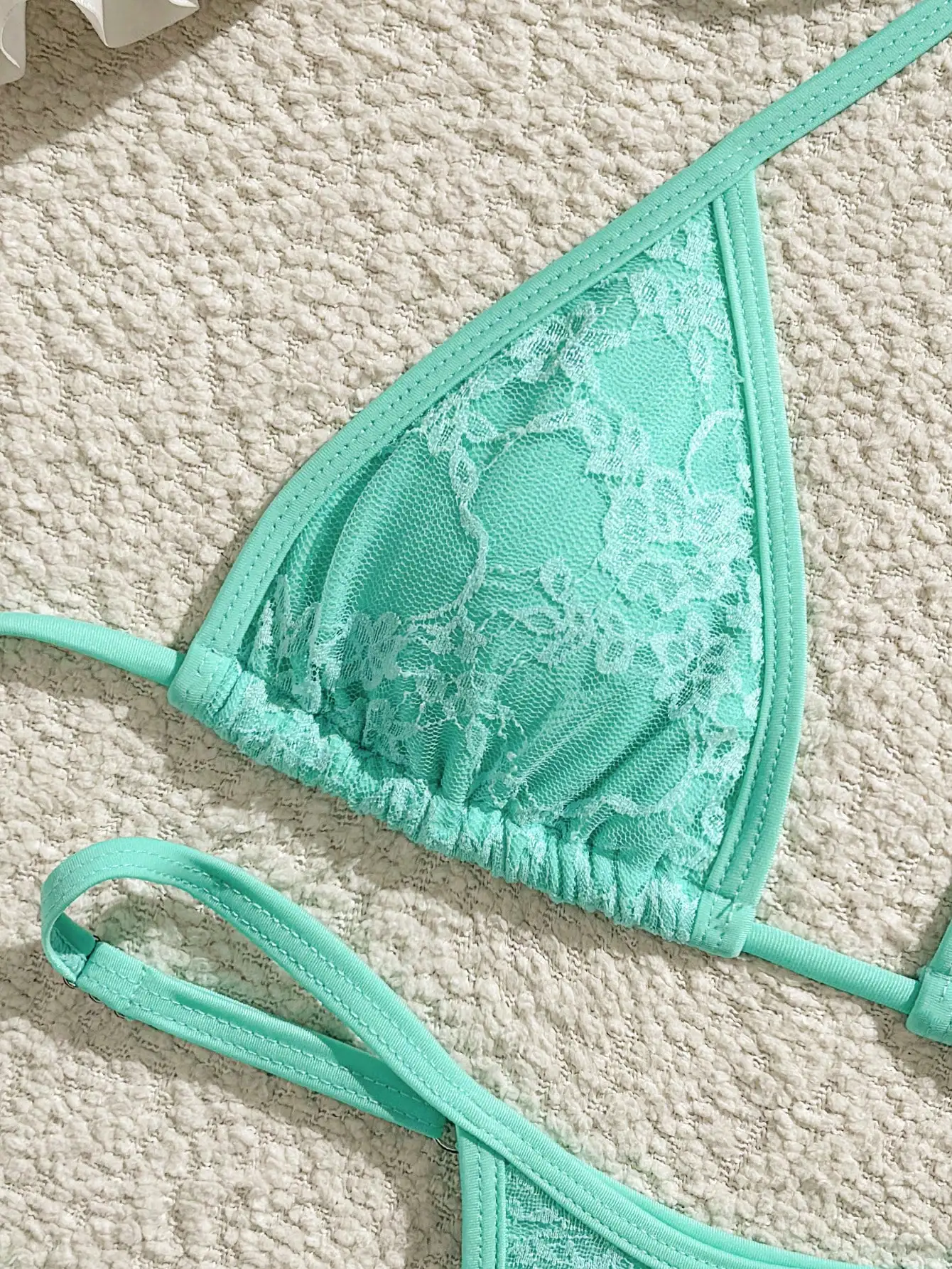 

Кружевной комплект бикини с треугольными чашечками и коротким накидоном для женщин