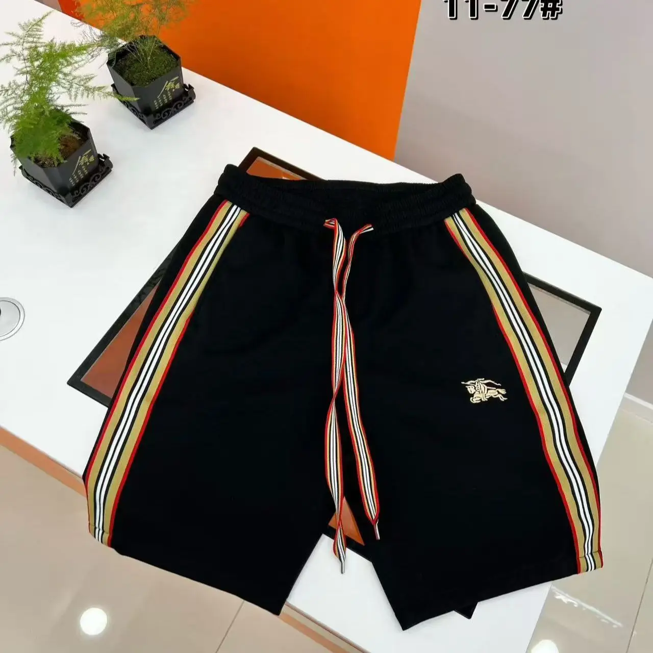 

Черные полосатые спортивные шорты: тонкие, универсальные, новинка сезона 2026, хит продаж, 5-точечные, облегающие и износостойкие, 11-77