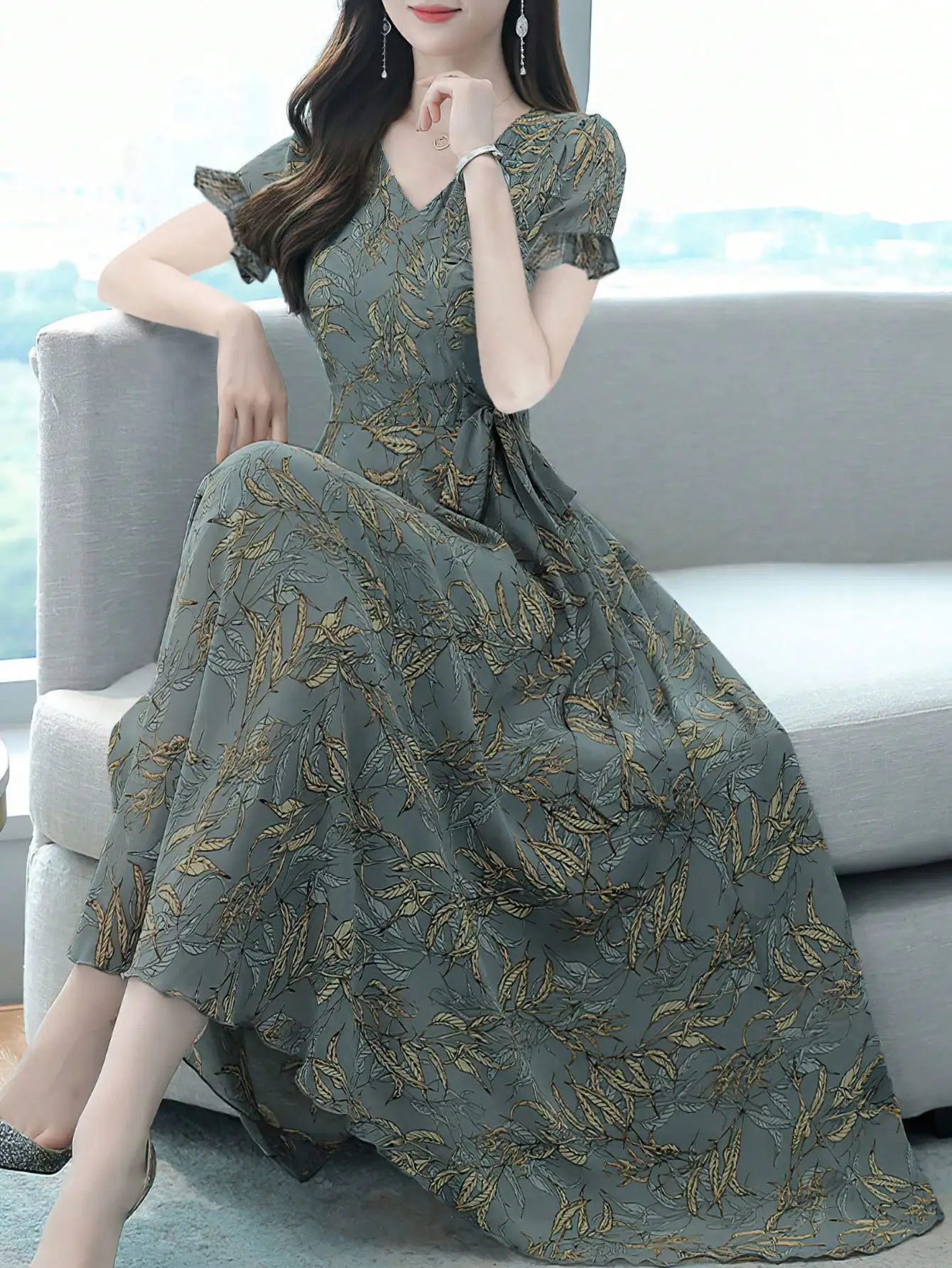 

Элегантное летнее платье макси А-силуэта с V-образным вырезом, короткими рукавами и принтом в виде листьев