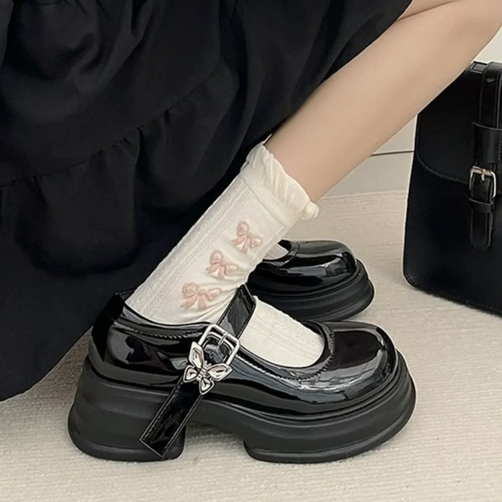 Damen Lackleder Mary Jane Plateau-Schuhe, Schmetterlingsschnallenverschluss, Bequeme Freizeitschuhe für JK-Schuluniformen – Detail 1