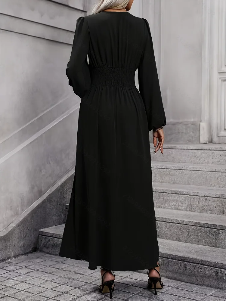 Neue französische, gesmokte, figurbetonte Kleider mit Laternenärmeln und hohen Schlitzen für Frühling und Sommer 2026. Modische und elegante Frauen