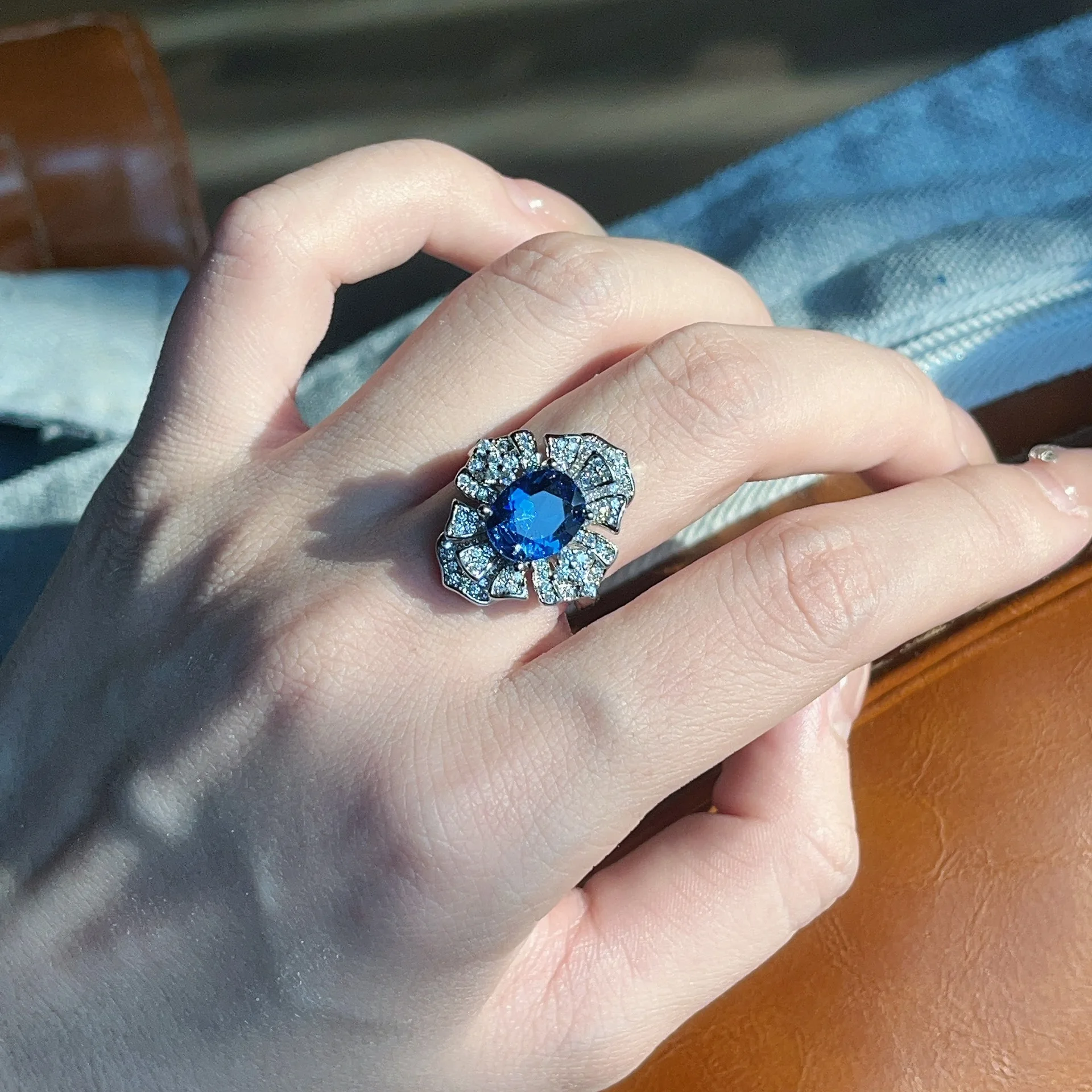 New in Hip-hop Style Sea Blue Gemstone Rings for Women Inlay Diamond Layered Unique Flower Ring Wedding Jewelry Accessories