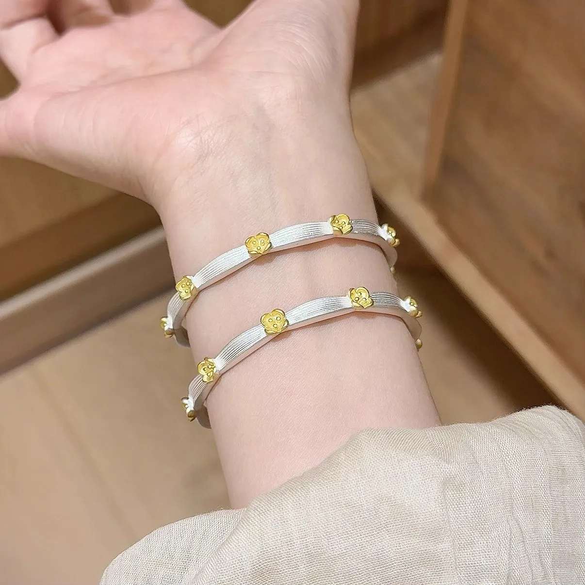 Temperament Fresh Golden Flowers Bangle Women Jewelry Trendy Gold Silver Collision Bangle Female Hand Accessories Open Size