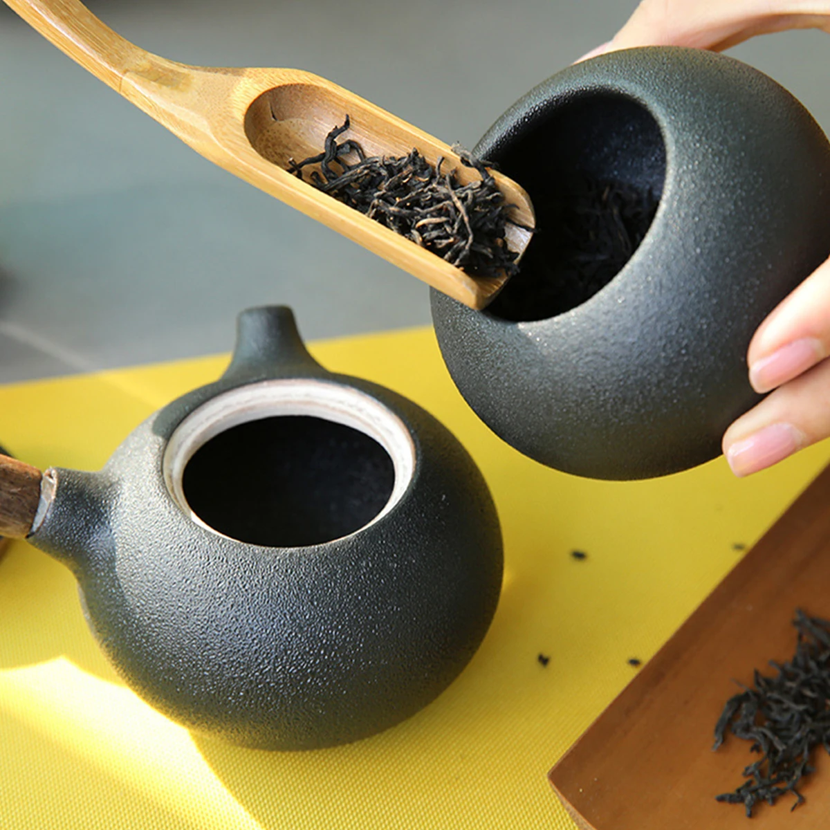 

Chinese Style Black Pottery Tea Jar Round Storage Container Quaint Sealed Canister For Coffee Sugar Candy Moistureproof Pest