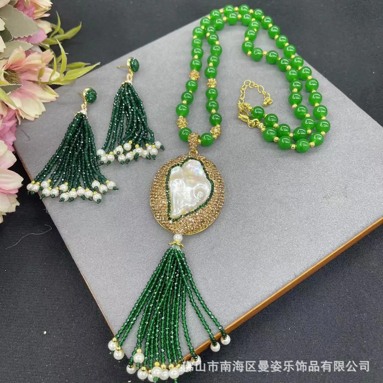 

Ore natural baroque inlaid emerald jewelry set two-piece necklace stud earrings original design vintag