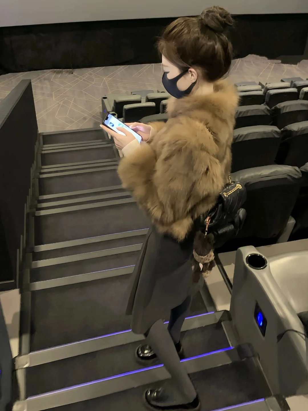 

Ретро-пальто из натурального меха и кожи, высококачественное, теплое, с длинными рукавами, круглым вырезом, на одной пуговице, без капюшона.