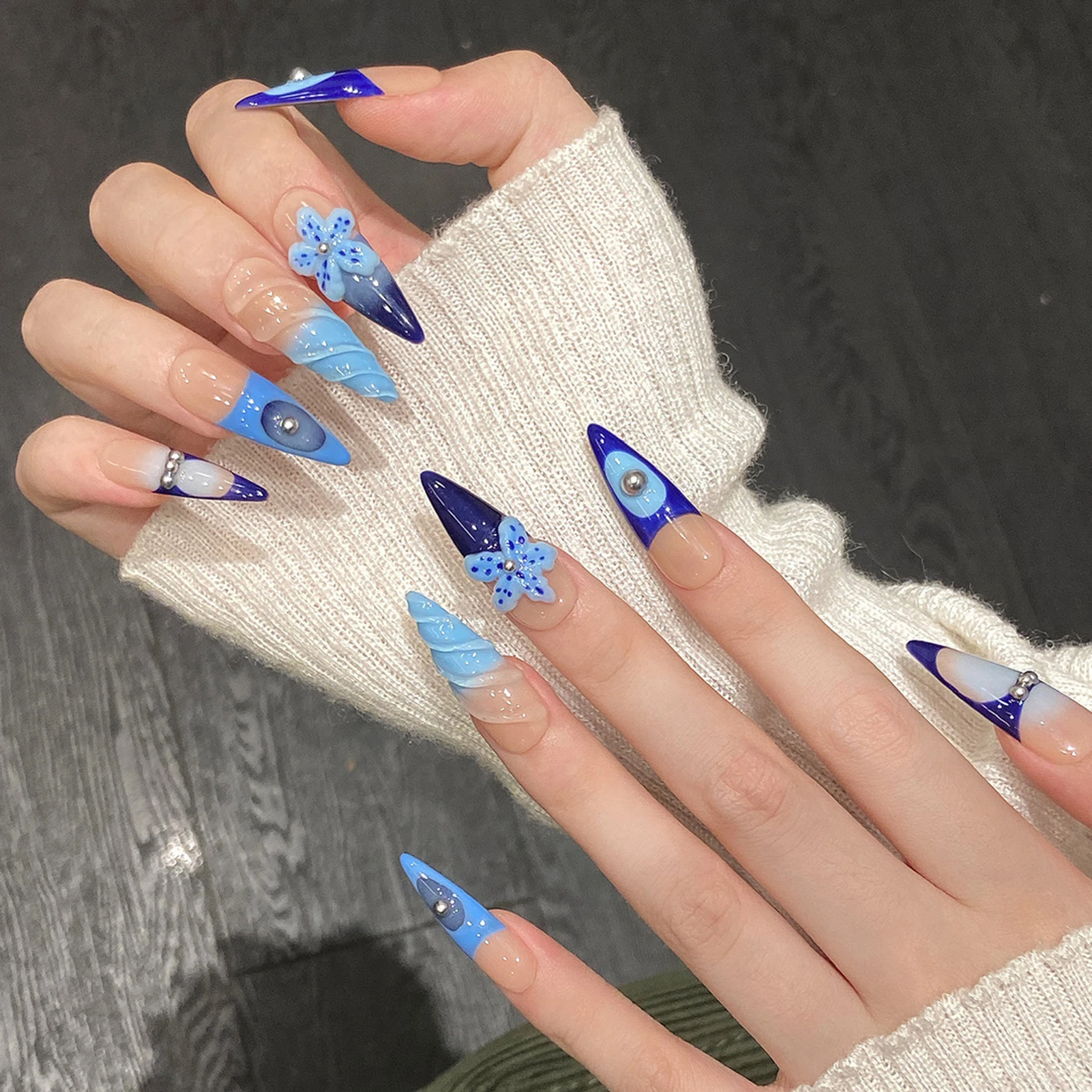 10szt Ręcznie robione niebieskie francuskie tipsy Press On Nails Gradient Fake Nails Y2k Long Stiletto False Nails With Silver Beads Flower Decor