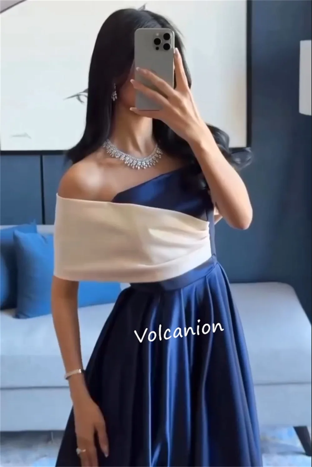 Abiti lunghi personalizzati con pieghe Charmeuse A-line con spalle scoperte Occasioni su misura Prom Elegante semplice di alta qualità