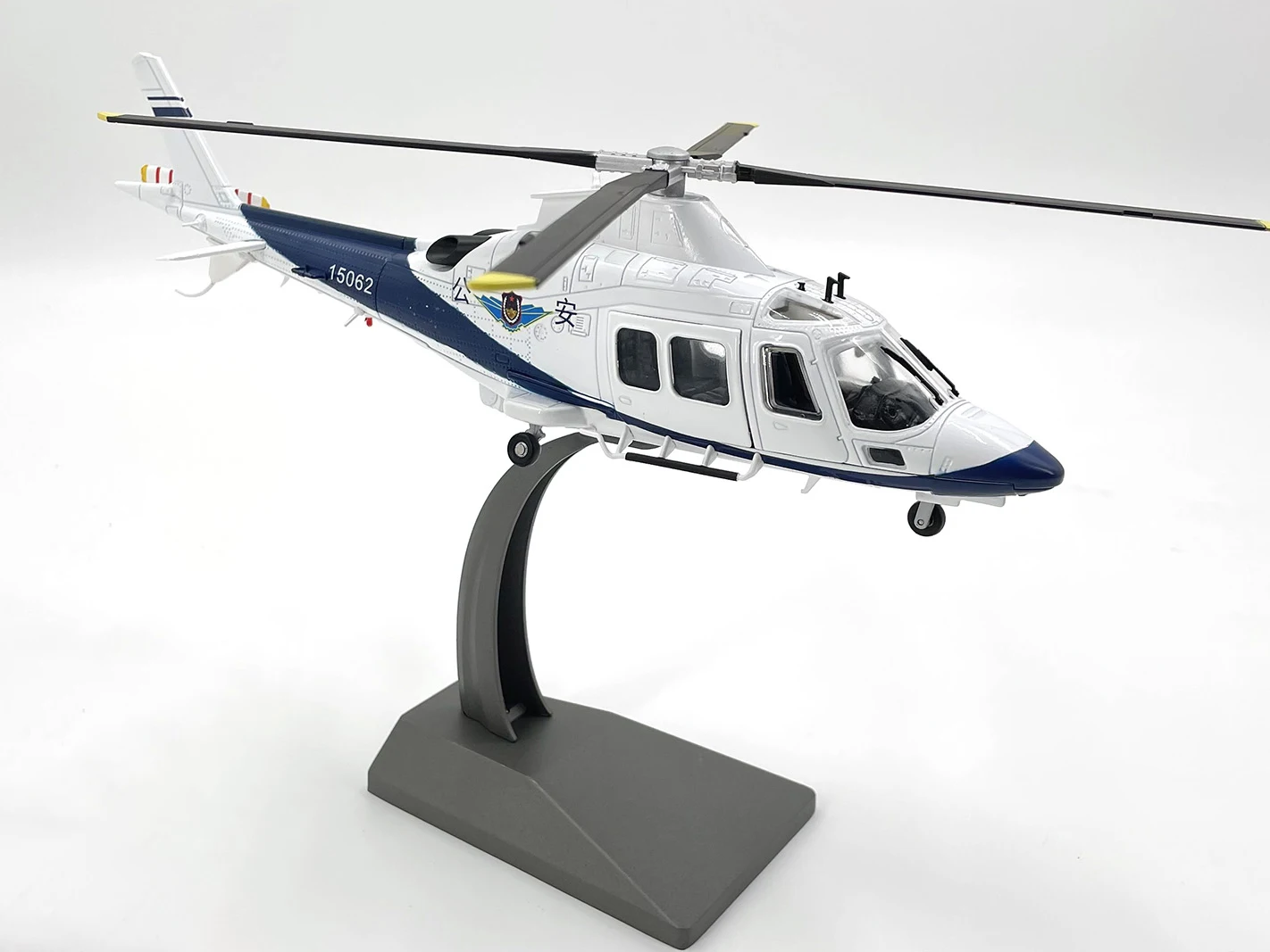 Scale 1/32 Agusta AW109 Helicopter  Aviation Simulation Model Alloy Finished Product Collection Toy Gift