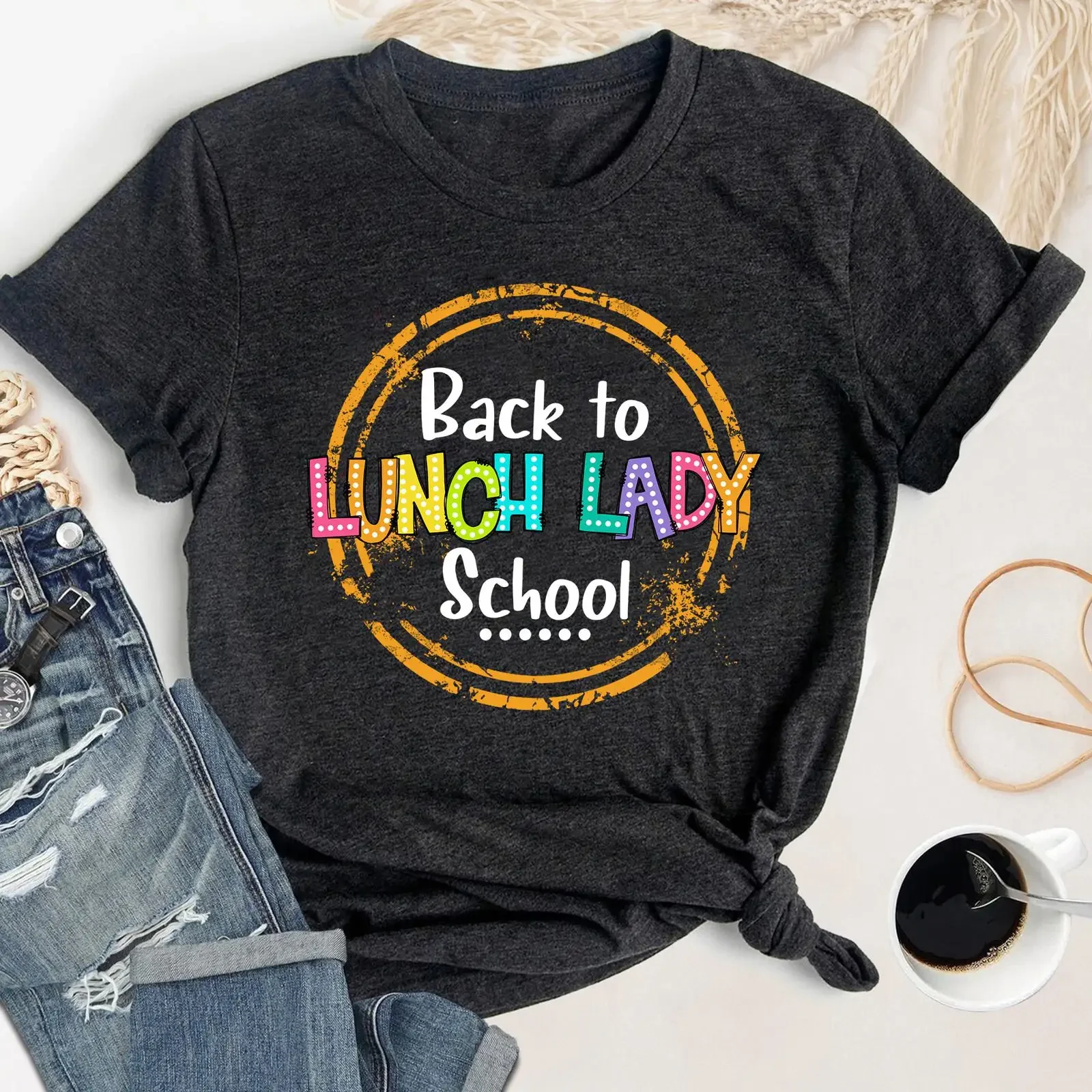 T-shirt unisexe décontracté et doux, style vintage délavé, pour le retour à l'école, motif « Lunch Lady » et « First Day of Outfit », idéal pour la reconnaissance des employés de la cantine.