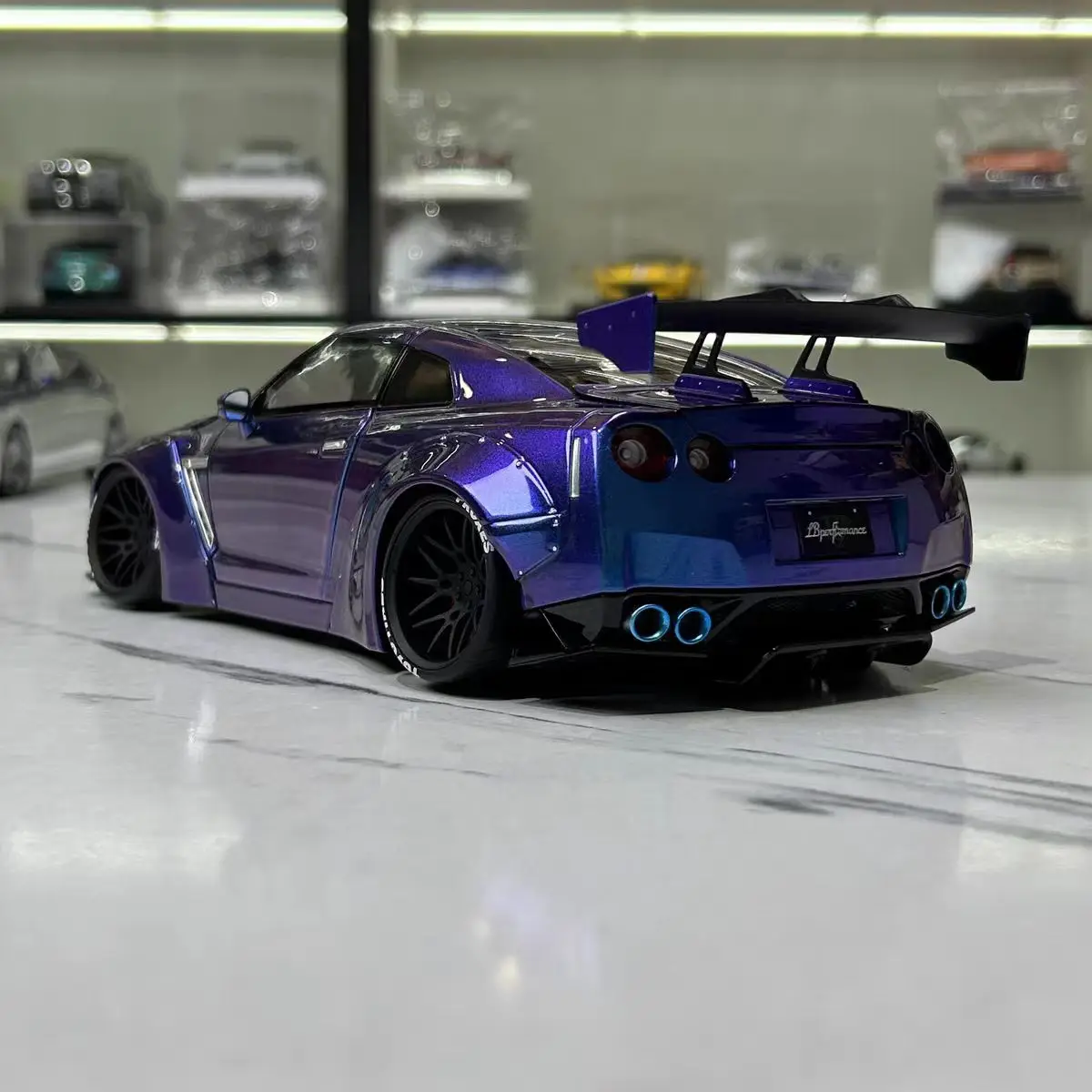 1:18 Nissan GTR Ares R35 Chameleon com modelo em miniatura fundido em liga de motor, decoração para adultos, brinquedo de menino, presente de aniversário infantil