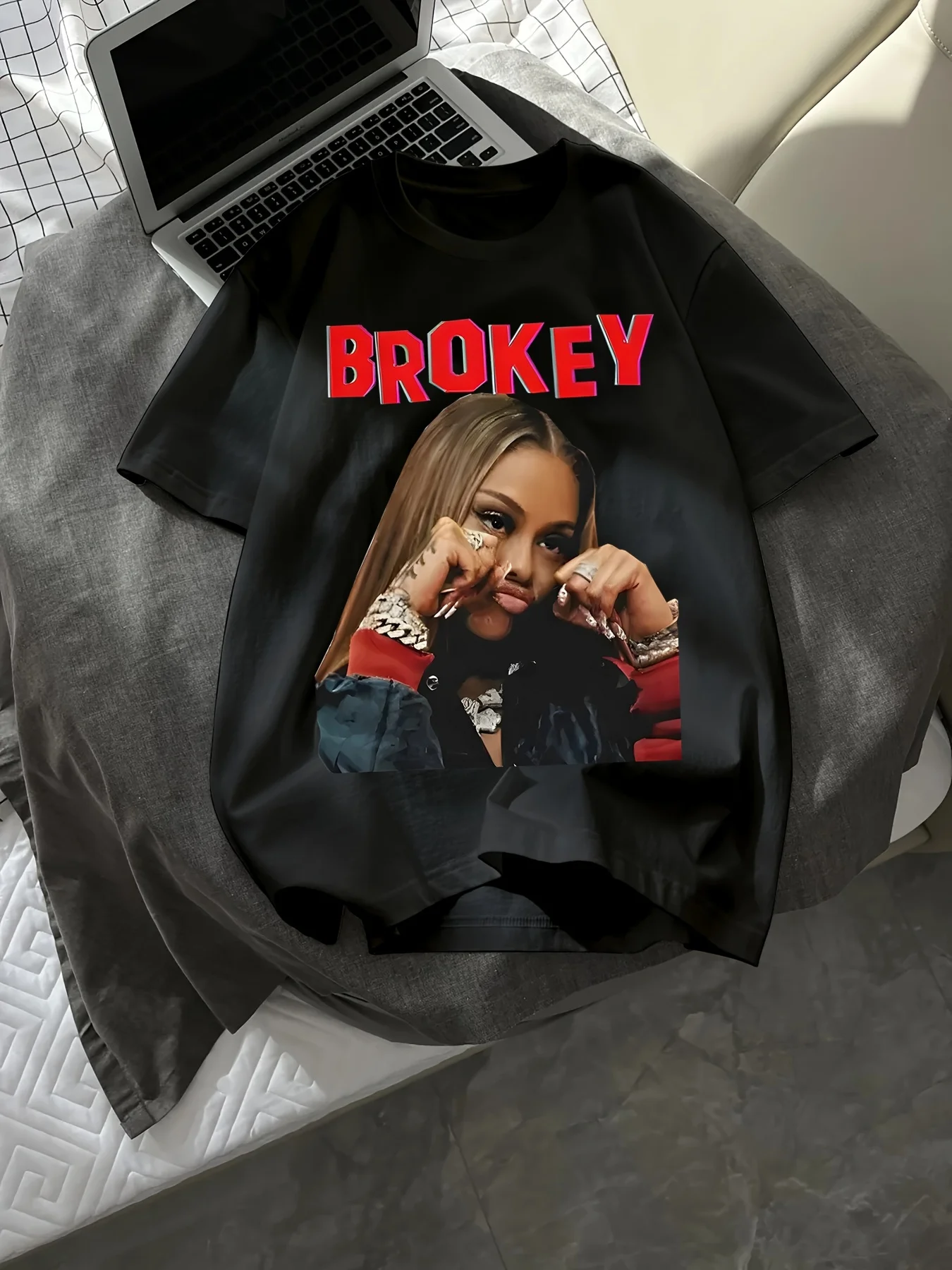 เสื้อยืดกราฟิกกราฟฟิตี้ขนาดใหญ่ 100% ของผู้หญิง - ตัวอักษร BROKE$ หนาและการออกแบบเครื่องประดับหรูหรา แขนสั้นลำลองทรงหลวม