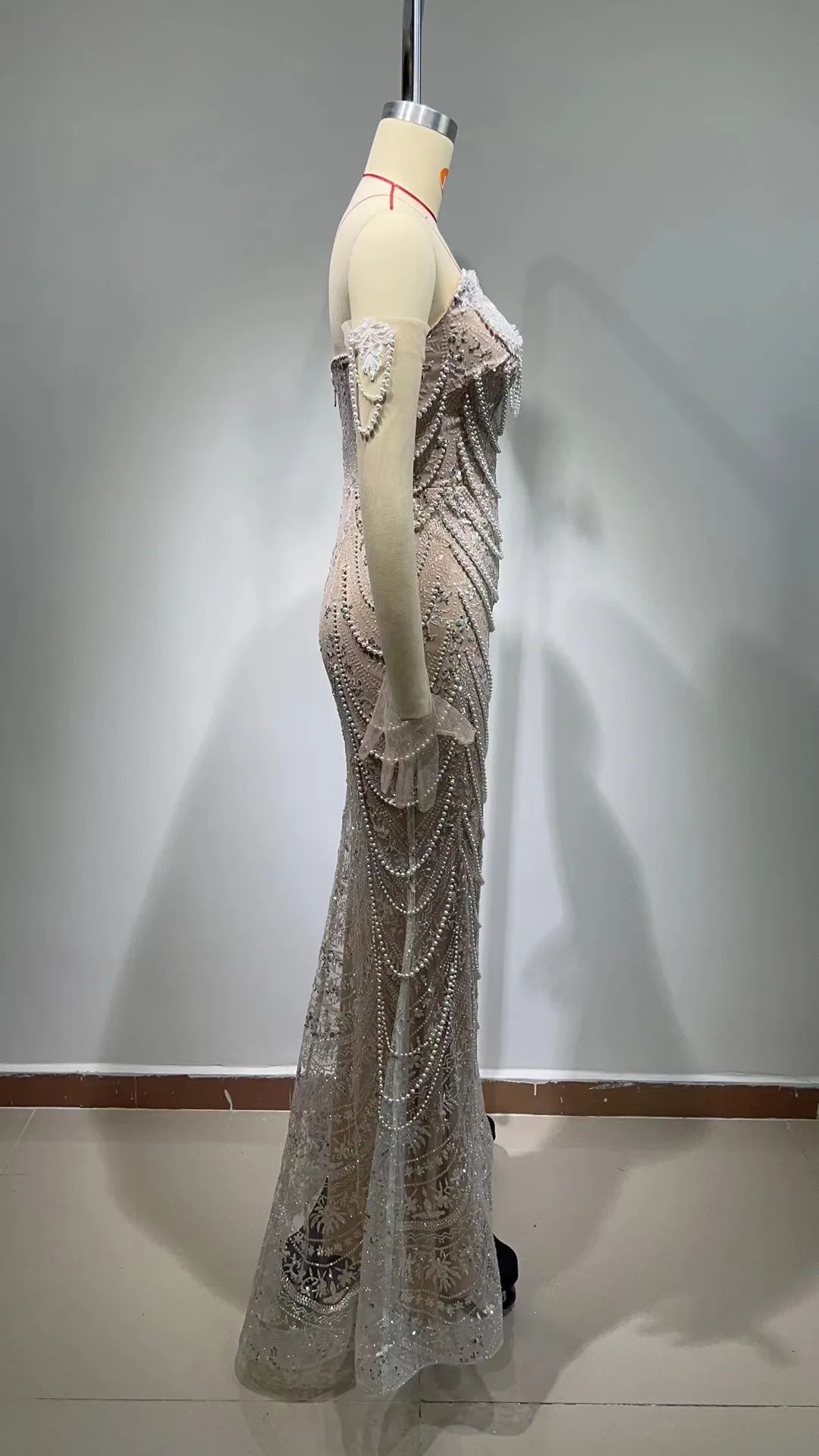 2025年新作 レディース ホワイトガーゼグローブ ラグジュアリーパール スパークリングダイヤモンド ストラップレスドレス オートクチュール ウェディング イブニングパーティー