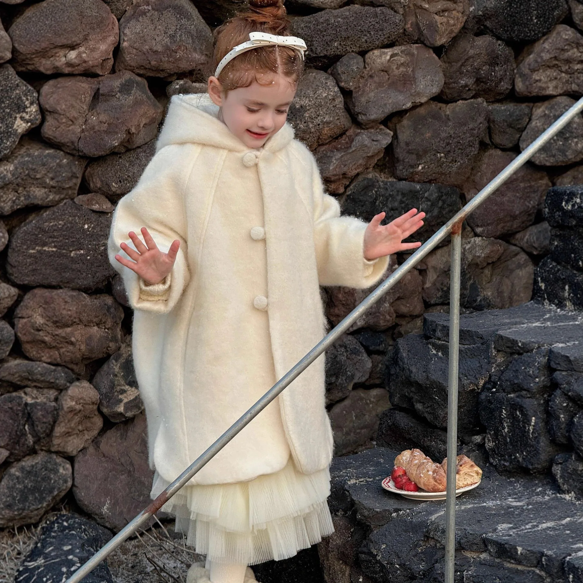 معطف الفتيات لخريف وشتاء 2025 ملابس أطفال جديدة على الطراز الكوري للفتيات الصغيرات معطف سميك من الصوف القطني