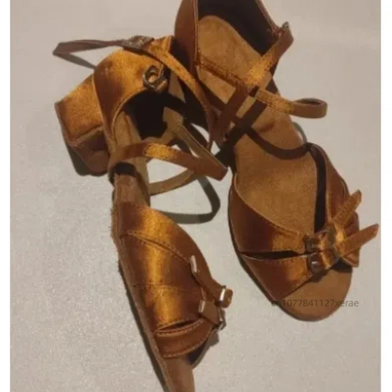 รองเท้าเต้นรำแบบละตินสำหรับผู้หญิง รองเท้าเต้นรำแบบส้นเตี้ยพื้นนุ่มสำหรับเด็กผู้หญิงและผู้ใหญ่ ทนทานต่อการสึกหรอ เหมาะสำหรับการแข่งขันเต้นรำ