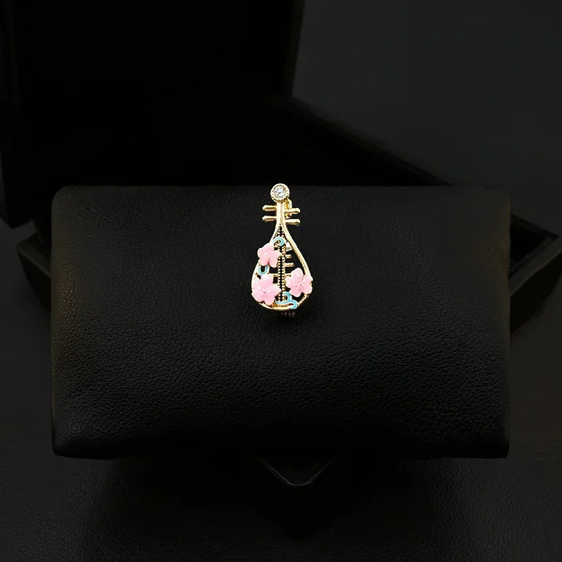 

Mini Exquisite Pipa Musical Instrument Brooch Women's Suit Collar Pin Anti-Exposure Buckle Small Decoration Corsage Jewelry 5758