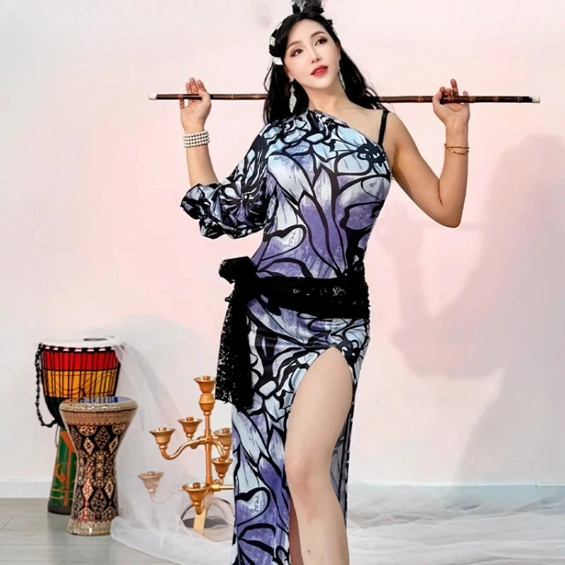 أزياء الرقص الشرقي المخصصة لممارسة الزي بأكمام واحدة مطبوعة باللونين الأزرق والأرجواني، رداء شعبي مثير وفضفاض