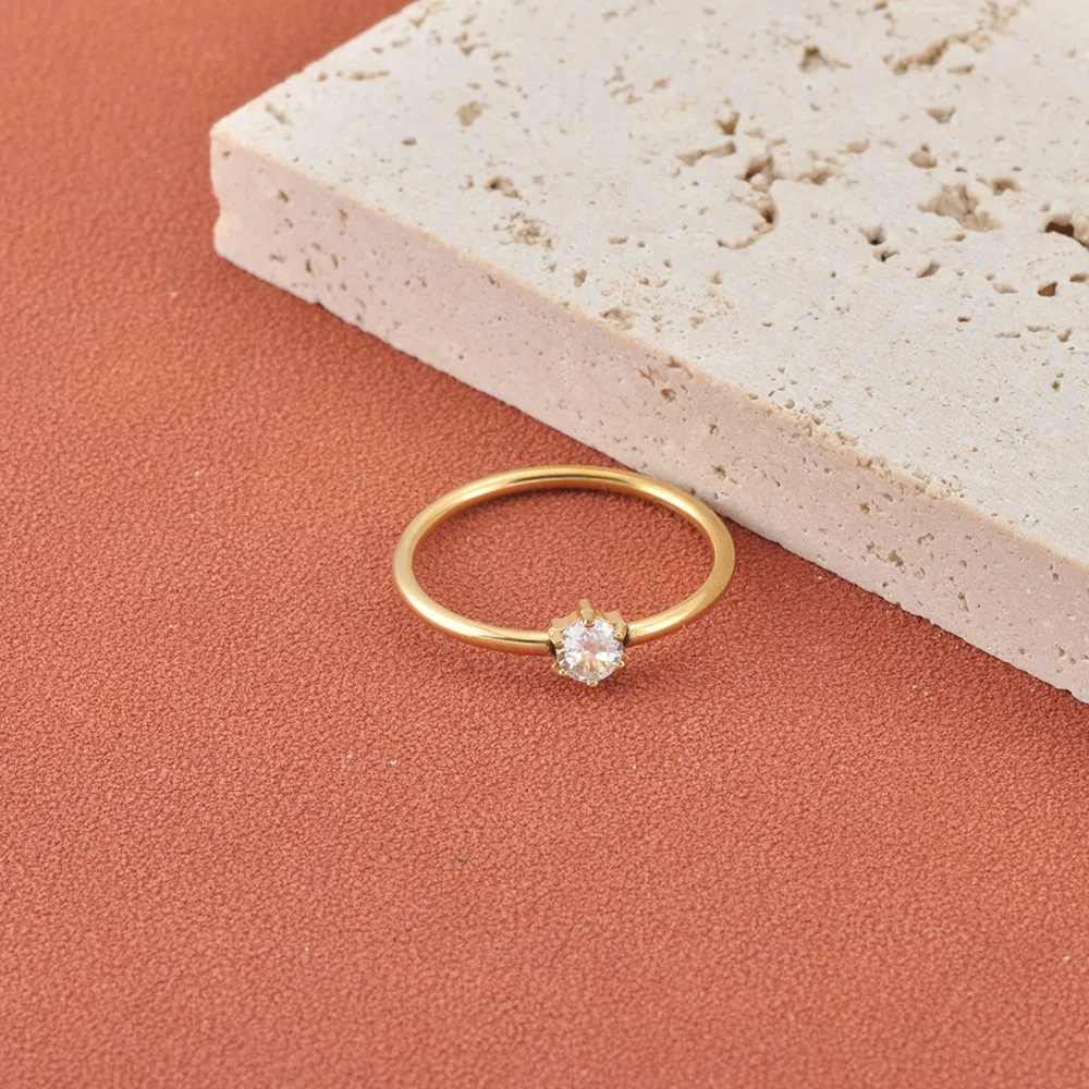 JeeMango Edelstahl-Fingerring mit glänzendem Zirkonia für Damen, vergoldet, für Hochzeit, Verlobung, zarter Schmuck R26020 – Detail 3