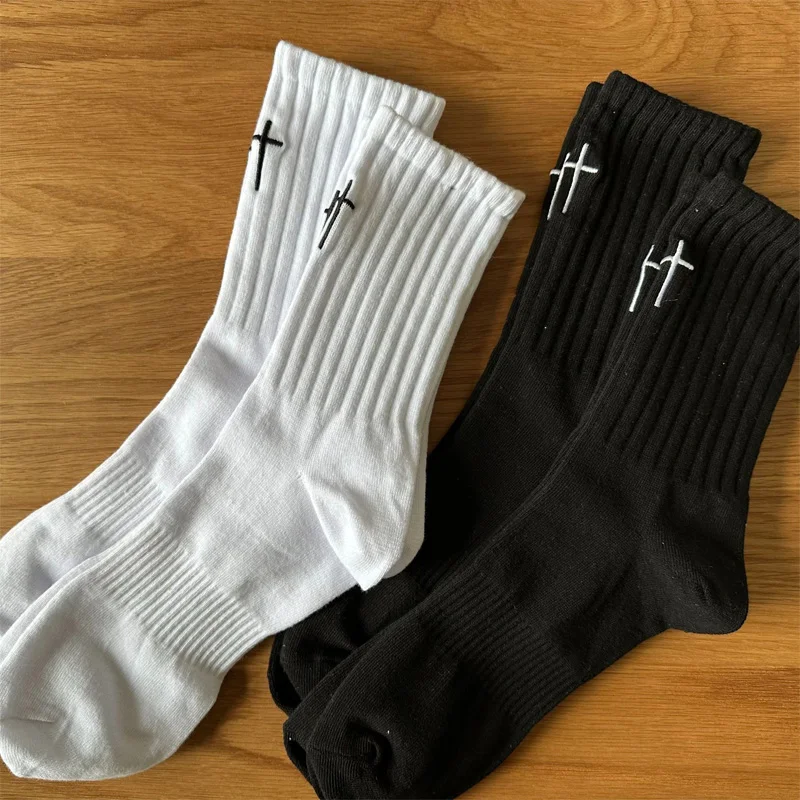 

5/1 пара носков средней длины из чистого хлопка с крестом, мужские дышащие носки, трендовые японские черно-белые спортивные носки с вышивкой Ins