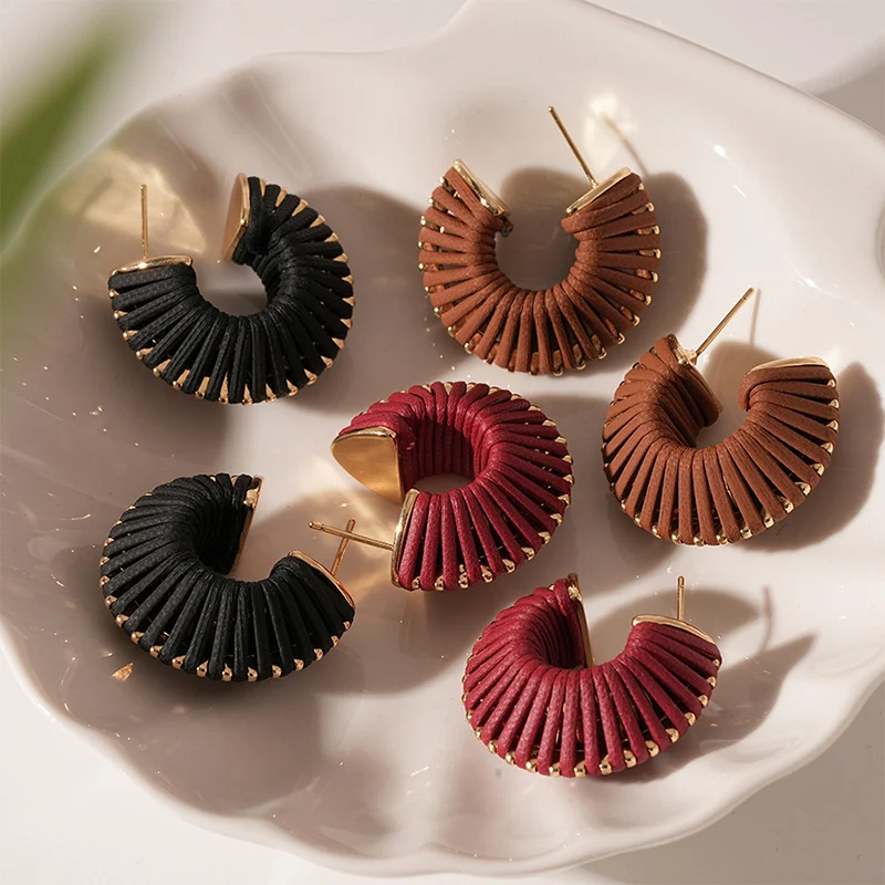 خمر C على شكل ميلارد نمط أقراط جلدية للنساء العصرية الحد الأدنى مكتنزة هوب الأذن اكسسوارات مجوهرات الحفلات هدية