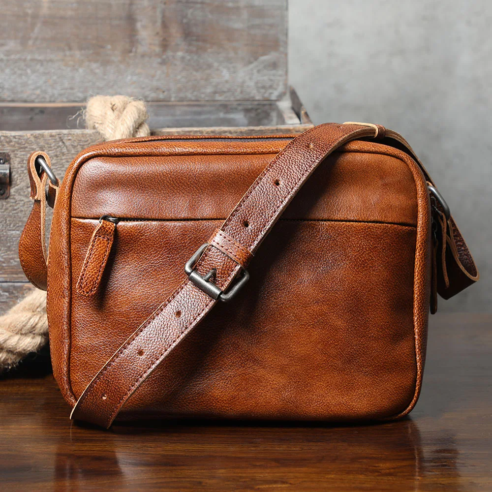 S.WORKER Echtleder Herren Casual Umhängetasche Modische Vegetabil Gegerbte Rindsleder-Brusttasche Leder-Handytasche Tagesrucksack – Detail 7