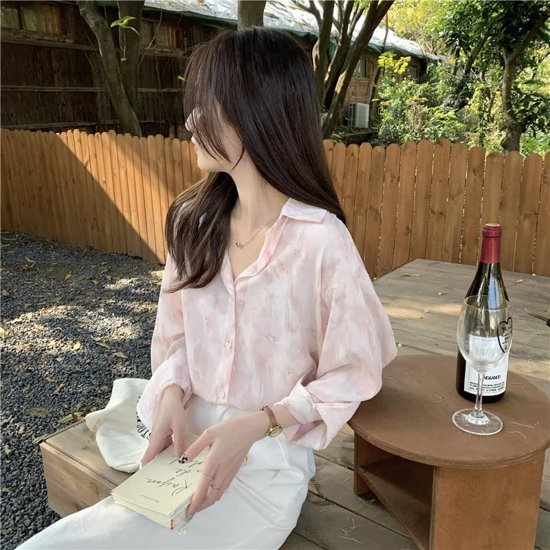 Koszula z kołnierzykiem polo, z efektem tie-dye w odcieniach różu, nowy styl 2025, szyta, zapinana na guziki, z długim rękawem.