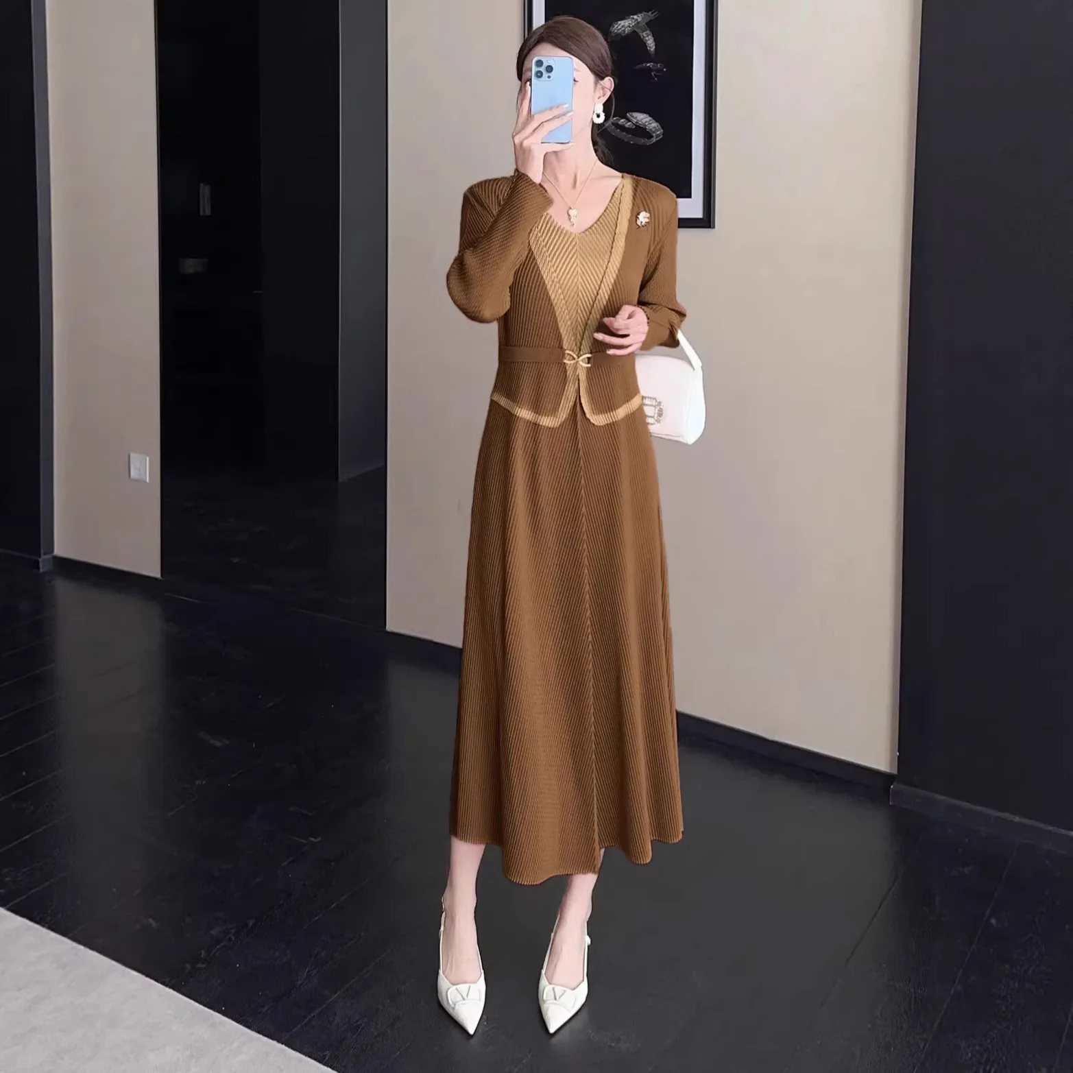 

Miyake Pleated Fall New Fashion Big Size Fish Scale Pleated Dress Women Fake Two Pieces Long-sleeved V-neck Pleated Long Skirt