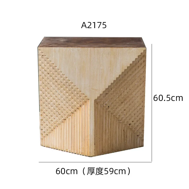 Niektóre ozdobne elementy na krawędzi sofy z drewna, retro i postarzane rogi.