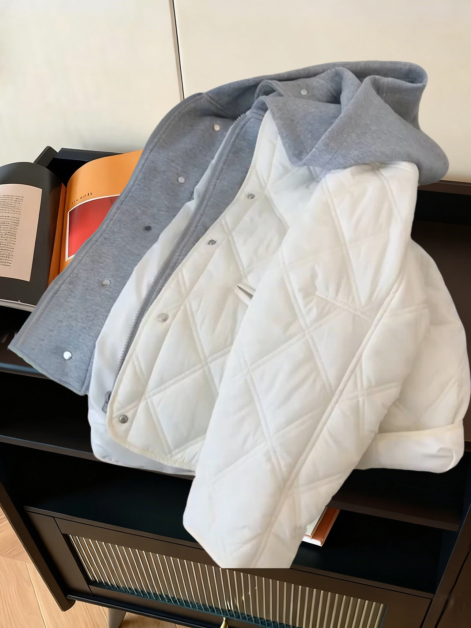 

Женская зимняя модная теплая куртка Slim Fit из легкого хлопка с отстегивающимся капюшоном, прямой крой, полиэстер