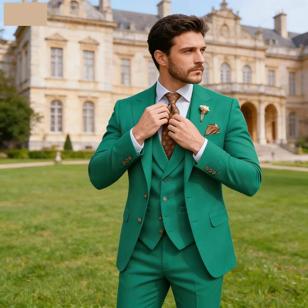 

Мужской костюм-тройка цвета хаки: пиджак, жилет и брюки. Облегающий крой, заостренные лацкани. Элегантный комплект для свадьбы, деловых встреч и вечеринок. Высокое качество.