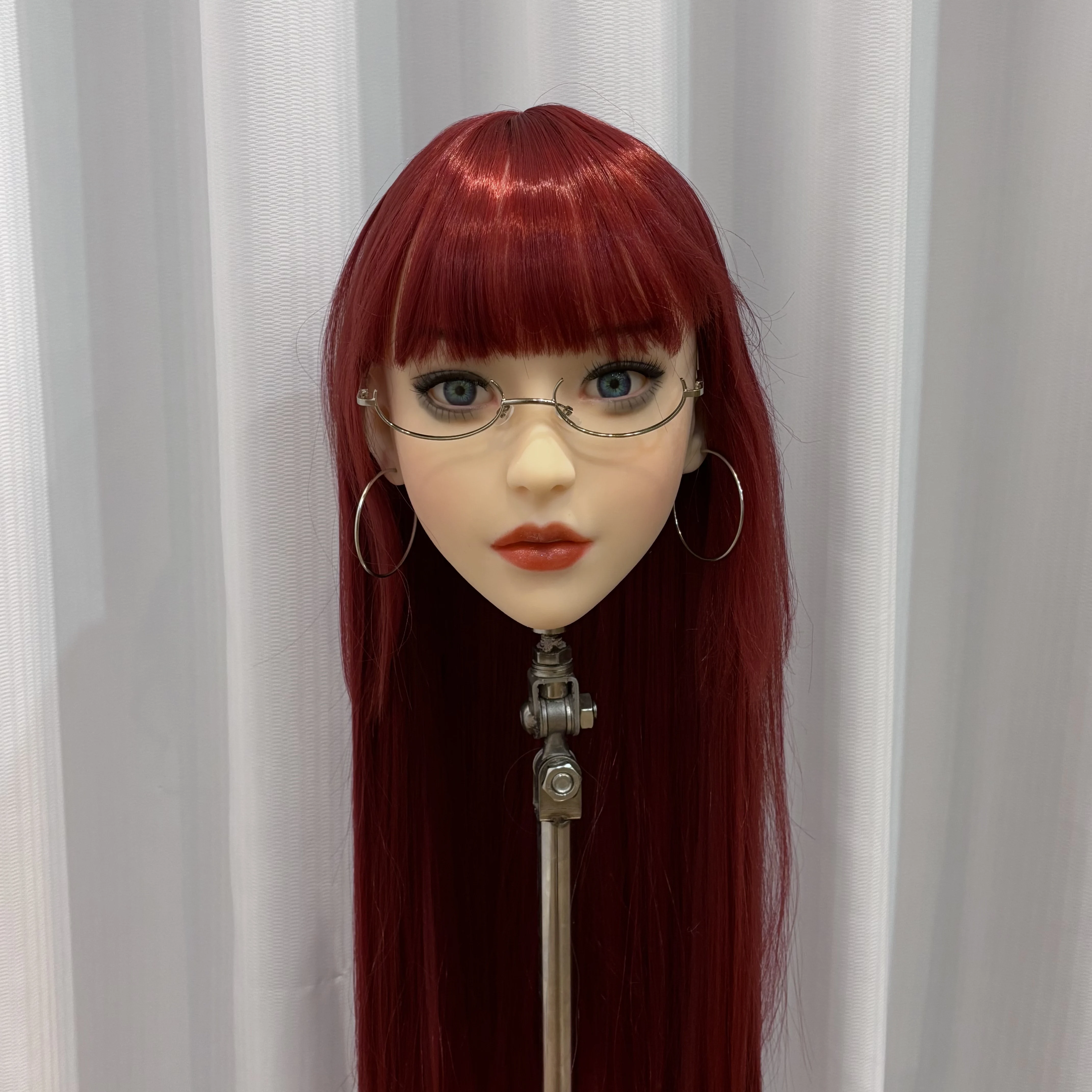 نسخة طبق الأصل 1:1 من نموذج رأس أنثى، رائع للغاية. مصنوعة من مادة TPE، بملمس ناعم. مصممة خصيصًا لمصففي الشعر