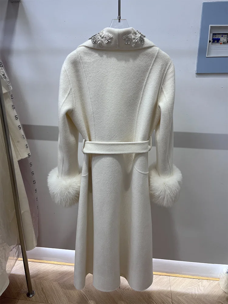 سترة شتوية جديدة لعام 2025 للنساء أصفاد من فرو الثعلب الحقيقي الطبيعي معطف سميك دافئ من الصوف بحزام قابل للفصل سترات طويلة ملابس الشارع الشهير