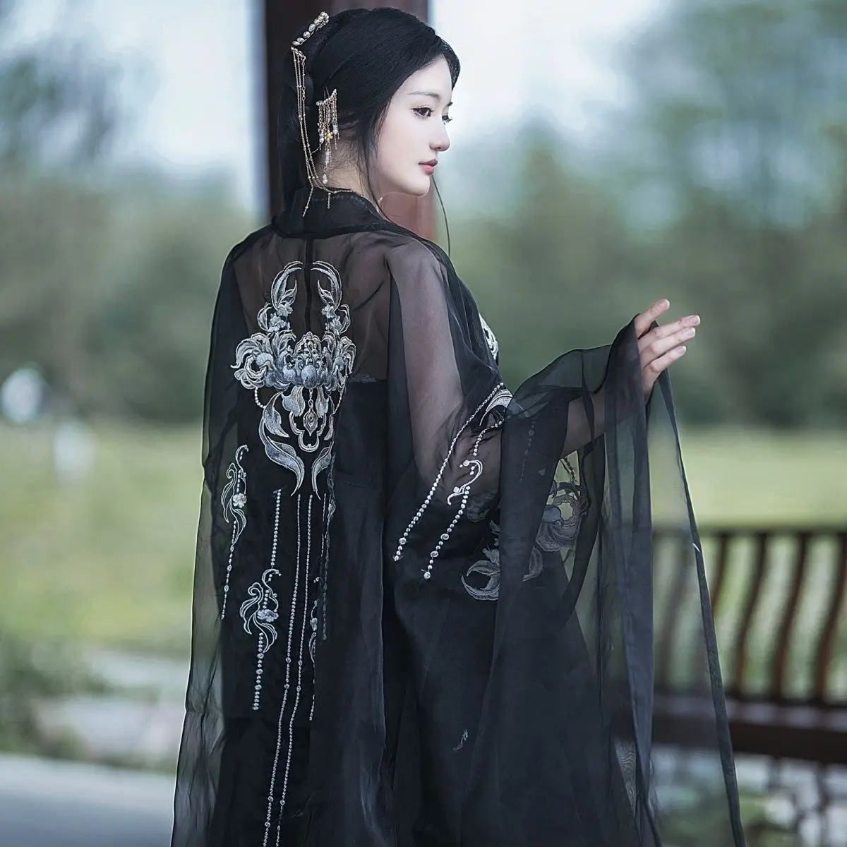 Traje bordado preto do Hanfu, drama chinês, indústria pesada