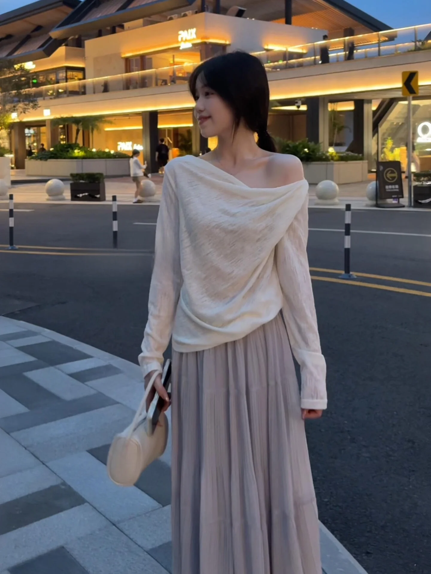 Elegant White Long Sleeve T-Shirt Women's Early Autumn 2026 New Style Commute Cotton Polyester Blend Standard Fit Pure Color